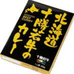 十勝若牛の旨味をしっかりと閉じ込めたビーフカレー。大きいお肉がごろっと入っています。 「十勝若牛」は、北海道十勝清水町の牧場で限定生産されているブランド牛肉です。 独自の飼育管理により生後「約14ヶ月」で出荷されることで、きめ細かで柔らかな肉質が特徴。 脂肪分やクセも少なく、低脂肪・低カロリーです。