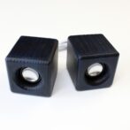 徳島県産杉に徳島の藍染めを施しました。 イヤホン端子の有るスマホやパソコン、音楽プレーヤーに接続し有線接続で使用可。 見た目の癒し効果もあり、また木製ならではの温かい音色が楽しめます。 スティックアンプ付きで大音量でもしっかり聞けます。