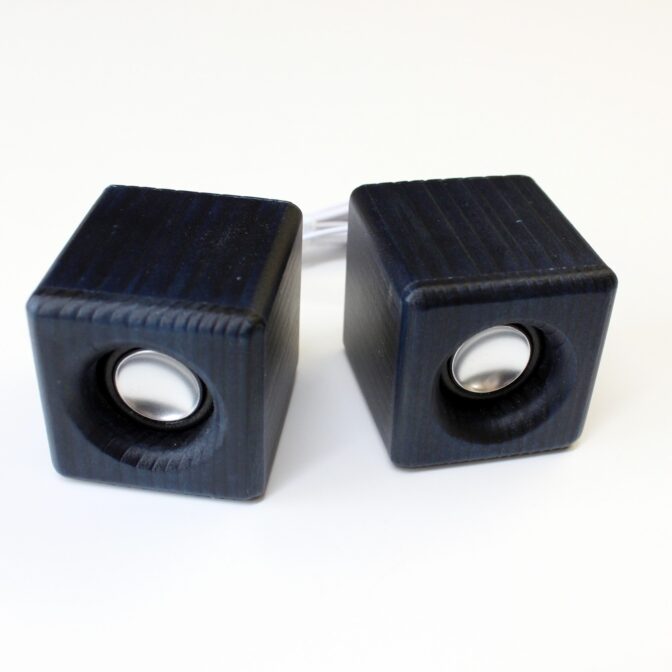 徳島県産杉に徳島の藍染めを施しました。 イヤホン端子の有るスマホやパソコン、音楽プレーヤーに接続し有線接続で使用可。 見た目の癒し効果もあり、また木製ならではの温かい音色が楽しめます。 スティックアンプ付きで大音量でもしっかり聞けます。