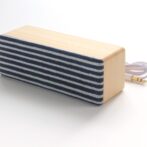 徳島県産檜と藍染布を融合したスピーカーが誕生。　 イヤホン端子の有るスマホやパソコン、音楽プレーヤーに接続し有線接続で使用可。 徳島伝統工芸である藍染と県産檜を使用ギフトとしても最適です。 見た目の癒し効果もあり、また木製ならではの温かい音色が楽しめます。 スティックアンプ付きで大音量でもしっかり聞けます。