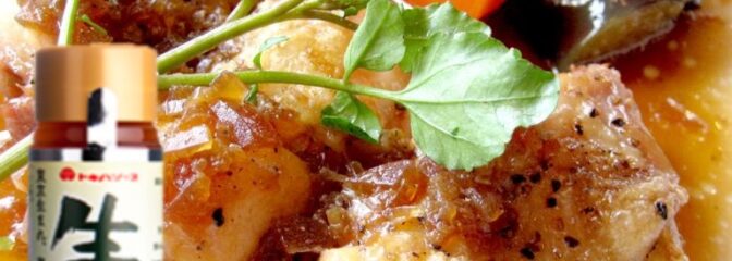 毎日朝市場から仕入れた野菜をまるごとどこも捨てることなく使用しています。 完全に分解するから野菜のエキスをまるごと、ヘルシーでフルーティな味わいに。 カラメルは使わず、自然派無着色。とろみ成分のでんぷんを使わず、りんごとトマトの量を調整してとろみを出しています。 この新製法、特許の他に農林水産大臣賞を受賞。