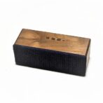 職人の手によりひとつひとつ丁寧に作られているスピーカーです。 音質もこだわり、木製無垢ならではの温かみのある音、また迫力ある音が楽しめます。 Bluetooth対応、スマートフォン、iPhone等の音楽プレーヤーに繋げるだけです。