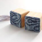 徳島県産檜と藍染布を融合したスピーカーが誕生。　 イヤホン端子の有るスマホやパソコン、音楽プレーヤーに接続し有線接続で使用可。 徳島伝統工芸である藍染と県産檜を使用ギフトとしても最適です。 見た目の癒し効果もあり、また木製ならではの温かい音色が楽しめます。 スティックアンプ付きで大音量でもしっかり聞けます。