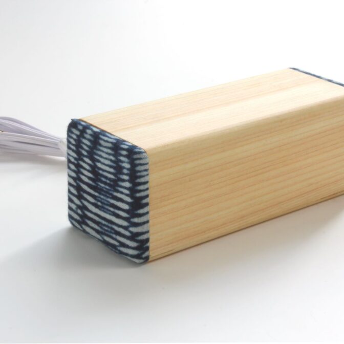 徳島県産檜と藍染布を融合した徳島ならではのスピーカーが誕生。　 イヤホン端子の有るスマホやパソコン、音楽プレーヤーに接続し有線接続で使用できます。 見た目の癒し効果もあり、また木製ならではの温かい音色が楽しめます。 スティックアンプ付きで大音量でもしっかり聞けます。