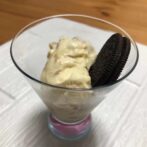 バニラアイスに細かく刻んだ奈良漬けを混ぜ合わせてみました。大人の味に大変身！