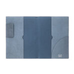 藍の革製品を、姫路の老舗タンナーと企画開発。 生地のような手染めでなく本革ならではの木製ドラムによる染色にこだわり、タンナーの100年という長い歴史と卓越した技術がそれまで困難と言われたタンニンなめしのレザーを天然藍で染めるという加工を実現。 さらに革が持つ魅力を最大限に活かしたプロダクトが生ました。