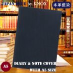 藍の革製品を、姫路の老舗タンナーと企画開発。 生地のような手染めでなく本革ならではの木製ドラムによる染色にこだわり、タンナーの100年という長い歴史と卓越した技術がそれまで困難と言われたタンニンなめしのレザーを天然藍で染めるという加工を実現。 さらに革が持つ魅力を最大限に活かしたプロダクトが生ました。