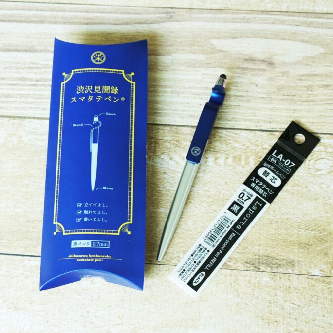 立ててよし、触れてよし、書いてよし。 1本で3役のボールペン！軽さも魅力！ その形状は2021年文具大賞受賞！！1本のペンが3役に！ 渋沢栄一の精神が息づく合本主義の考え方。組み合わせる事で革新的なものがうまれました。 「渋沢見聞録スマタテペン」はまさに用途を備えたボールペンです。