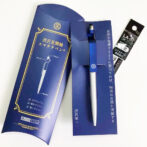 立ててよし、触れてよし、書いてよし。 1本で3役のボールペン！軽さも魅力！ その形状は2021年文具大賞受賞！！1本のペンが3役に！ 渋沢栄一の精神が息づく合本主義の考え方。組み合わせる事で革新的なものがうまれました。 「渋沢見聞録スマタテペン」はまさに用途を備えたボールペンです。