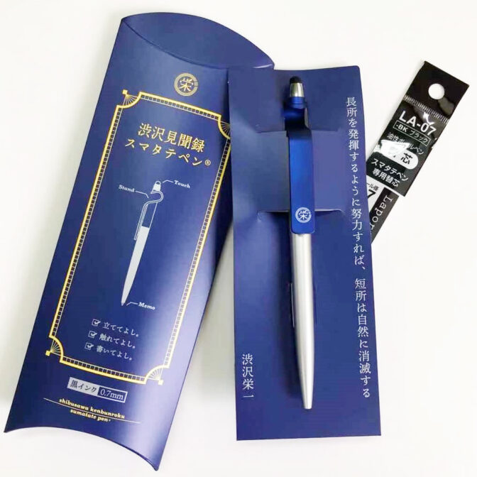 立ててよし、触れてよし、書いてよし。 1本で3役のボールペン！軽さも魅力！ その形状は2021年文具大賞受賞！！1本のペンが3役に！ 渋沢栄一の精神が息づく合本主義の考え方。組み合わせる事で革新的なものがうまれました。 「渋沢見聞録スマタテペン」はまさに用途を備えたボールペンです。