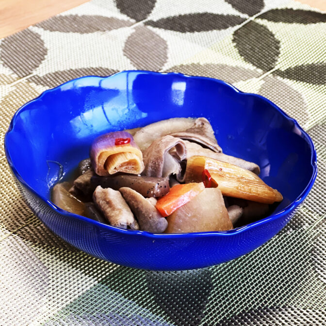 鶴亀の寿深谷ねぎの麦みそ発酵漬を使った煮物。