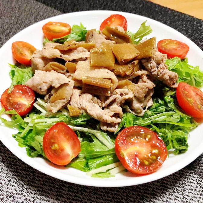 鶴亀の寿ひとくち深谷ねぎ麦みそ発酵漬を使用して豚肉と炒めた逸品。漬け汁につけるとお肉がやわらかくジューシーになります。