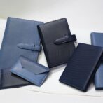 藍の革製品を、姫路の老舗タンナーと企画開発。 生地のような手染めでなく本革ならではの木製ドラムによる染色にこだわり、タンナーの100年という長い歴史と卓越した技術がそれまで困難と言われたタンニンなめしのレザーを天然藍で染めるという加工を実現。 さらに革が持つ魅力を最大限に活かしたプロダクトが生ました。