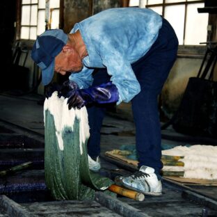 いよいよ藍染め