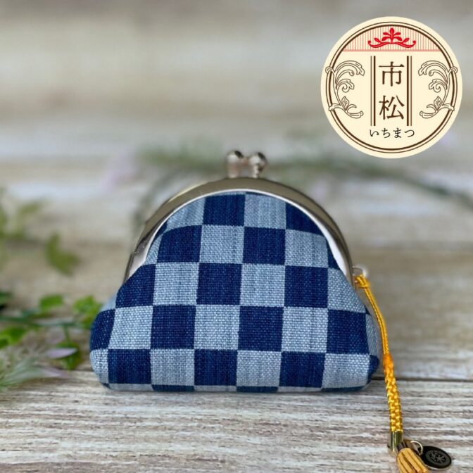 江戸から続く製法、正藍染めで出来たがま口小銭入れ。 日本古来の細工と思われがちながま口は、もとはヨーロッパの貴婦人たちが高舞踏会などのお供に身に着けていたもの。それが日本風にアレンジされてきました。 日本で使いやすく、小ぶりでポーチ使いしている人も増えています。 小銭やちょっとした大切なものをいれるもよし。