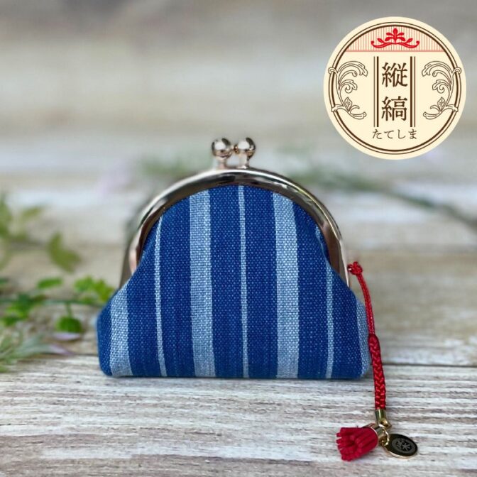 江戸から続く製法、正藍染めで出来たがま口小銭入れ。 日本古来の細工と思われがちながま口は、もとはヨーロッパの貴婦人たちが高舞踏会などのお供に身に着けていたもの。それが日本風にアレンジされてきました。 日本で使いやすく、小ぶりでポーチ使いしている人も増えています。 小銭やちょっとした大切なものをいれるもよし。