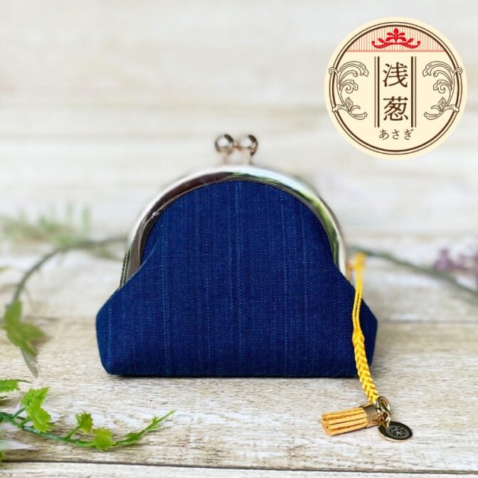 江戸から続く製法、正藍染めで出来たがま口小銭入れ。 日本古来の細工と思われがちながま口は、もとはヨーロッパの貴婦人たちが高舞踏会などのお供に身に着けていたもの。それが日本風にアレンジされてきました。 日本で使いやすく、小ぶりでポーチ使いしている人も増えています。 小銭やちょっとした大切なものをいれるもよし。