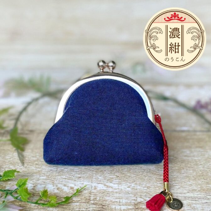 江戸から続く製法、正藍染めで出来たがま口小銭入れ。 日本古来の細工と思われがちながま口は、もとはヨーロッパの貴婦人たちが高舞踏会などのお供に身に着けていたもの。それが日本風にアレンジされてきました。 日本で使いやすく、小ぶりでポーチ使いしている人も増えています。 小銭やちょっとした大切なものをいれるもよし。