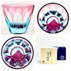 江戸砂切子　北斎 赤富士 小さいサイズですが底面の富嶽三十六景の赤富士がお酒を注ぐと綺麗に色付き正に夕日がさしている様な情景をグラスの中に見る事ができます。 ライトブルーの素地に金赤と呼ばれるピンク色の硝子を被せた2重構造の「色被せ硝子」の特注品を使用しています。金赤という色味で還暦の方にもピッタリです！