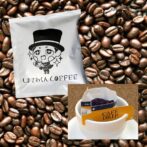 香りが強く爽やかでフルーティーな酸味が特徴のエチオピア産豆と、 味のバランスが良いく他のコーヒー豆と混ぜてブレンドしやすくバランスを保てるというブラジル産豆の2つをブレンドした中細挽きの香り豊かで柔らかい苦味が特徴ドリップコーヒーです。