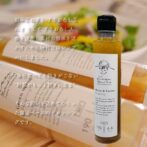 濃厚野菜の刻み玉ねぎとすりおろし玉ねぎ、人参とにんにくを使用し、素材の旨味を活かすため、味付けはシンプルにしました。 ”毎日食べても飽きがこない” ”野菜がもっと好きになる” 国産の野菜を使用した醤油ベースのドレッシングです。 サラダにはもちろん、うどんにも好相性！ また、お肉をドレッシングで漬け込むことでお肉は柔らかくなり、下味もつくのでそのまま焼いて召し上がることができます。 あなたのアイディア次第で高級レストランの味がご家庭で！