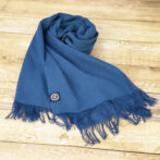 江戸の中期より織られておりました和田縞紬を再現した、セルヴィッチ生地（旧式織機を使って織られた生地）の薄手で柔らかな藍染のストール。手染めされた藍染の繊維をモダンなストライプに織り上げています。 春、夏、秋とフル活用でき、和洋どんなファッションにも合わせられるストールです。