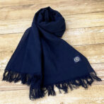 江戸の中期より織られておりました和田縞紬を再現した、セルヴィッチ生地（旧式織機を使って織られた生地）の薄手で柔らかな藍染のストール。手染めされた藍染の繊維をモダンなストライプに織り上げています。 春、夏、秋とフル活用でき、和洋どんなファッションにも合わせられるストールです。