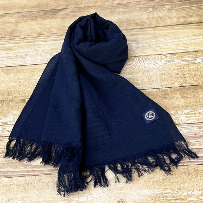 江戸の中期より織られておりました和田縞紬を再現した、セルヴィッチ生地（旧式織機を使って織られた生地）の薄手で柔らかな藍染のストール。手染めされた藍染の繊維をモダンなストライプに織り上げています。 春、夏、秋とフル活用でき、和洋どんなファッションにも合わせられるストールです。