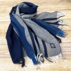 江戸の中期より織られておりました和田縞紬を再現した、セルヴィッチ生地（旧式織機を使って織られた生地）の薄手で柔らかな藍染のストール。手染めされた藍染の繊維をモダンなストライプに織り上げています。 春、夏、秋とフル活用でき、和洋どんなファッションにも合わせられるストールです。