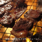 大人気のハラミ国産牛ブロック肉、厚切りで食べても、肉厚の焼肉にも自由にお楽しみ頂けます。大きめサイズのステーキにすれば、焼き立てをナイフでカットした瞬間、芳醇な香りと溢れ出す肉汁が食欲をそそります。 また、バーベキューで炭火焼きにすれば、肉自体の香ばしさに、炭火の香りがプラスされ、美味しさをさらにひきたたせます。