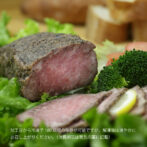 十勝若牛のローストビーフです。 十勝若牛の肩ロースを使用してローストビーフにしました。 3Dフリーザーを用いた凍結により旨みが凝縮されています。 300gをかたまり肉で、お好みの厚さにスライスして夕食のおかずにも、夜のおつまみにも是非お試しください。 ヤマト運輸クール便でお届けします。