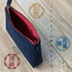 使い込むほどに色合いが変化するのも藍染めならではの楽しさ。 ポーチはバッグインバッグとしてその他大切なものをいれても良し。 また、ポーチの内側の差し色と同様な江戸組紐ショルダーストラップ(別売)を取り付けるとサコッシュに早変わり! 貴重品等をいれてちょっとしたお出かけに使用できる2通りの使い方を可能にしました。