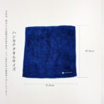 オーガニックコットンを使用し、環境にも肌にも優しい風合い高い吸水性で天然発酵建て藍染めロングタオル。 藍の天然発酵建て染色の自然の力で手洗いや洗顔後の素肌をいつも優しく清潔に保ってくれるとともに、長年ご愛用いただける耐久性も相まってご自宅用はもちろん、大切な人への贈答用にもお使いいただける逸品です。