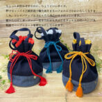 ちょっとお出かけするのに、ちょうどいいサイズ。 粋でカッコイイ正統派刺子織生地をまるいフォルムでかわいらしくなりました。コンサバティブな方にも合う逸品に仕上がっています。 裾からのぞくオーガンジー色を合わせた大ぶりなタッセルの付いた江戸丸組紐でコーディネートを華やかにしてくれます。 巾着の口元は広く開くので荷物の出し入れがスムーズに行えます。 長財布や350mlのペットボトルも入り、和装小物としても洋服でも、カジュアルでも合うネオジャパネスクなデザイン。 20代、30代、40代、50代と持つ人の価値とセンスをそれぞれの年代の雰囲気にあわせて表現することができます。 感謝の意を込めて、ご自身のお母さまやお世話になった方にプレゼントするととても喜ばれることでしょう。